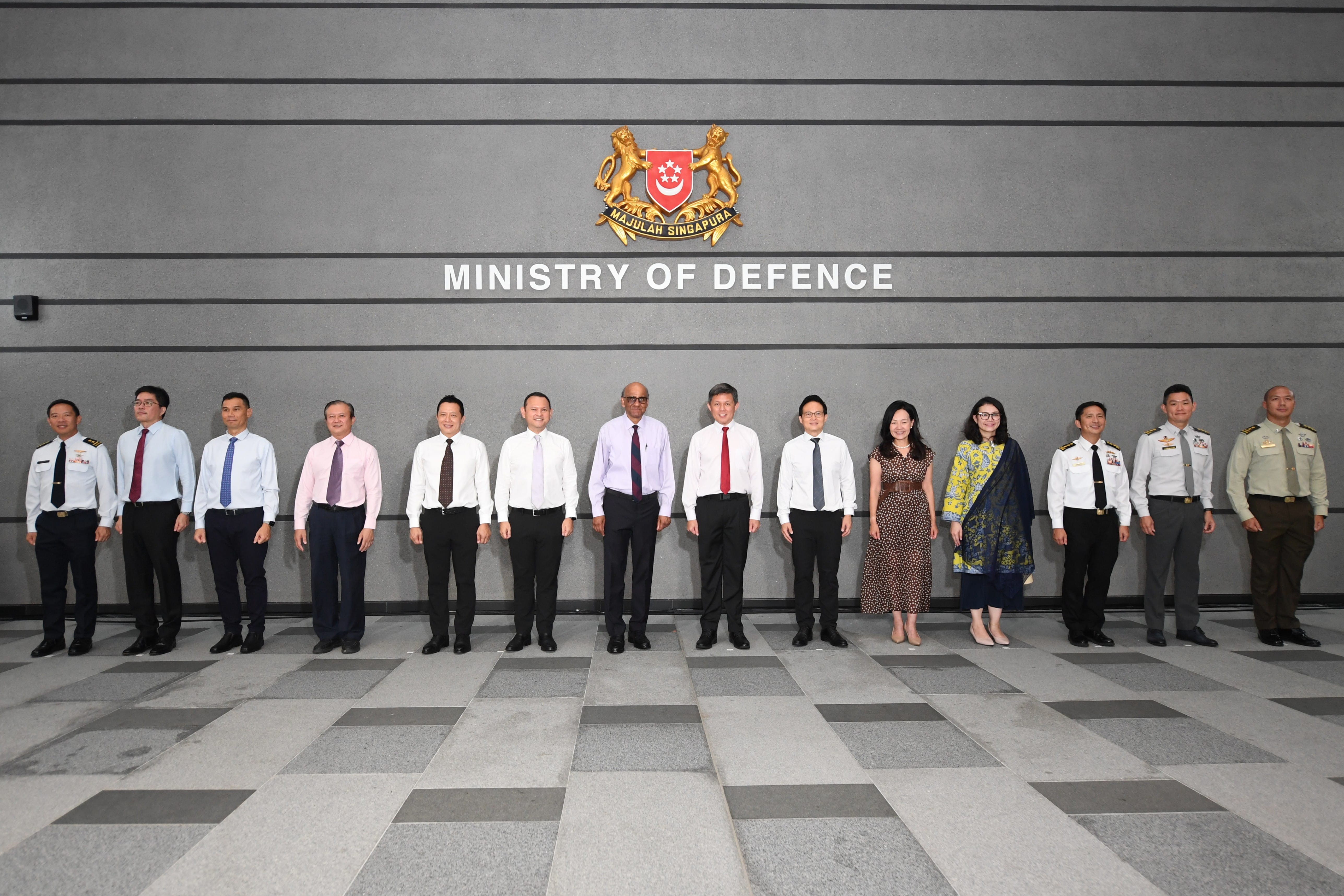 President Tharman Shanmugaratnam taking a group photo with senior MINDEF/SAF leadership at the Presidential Garden Reception 2026.